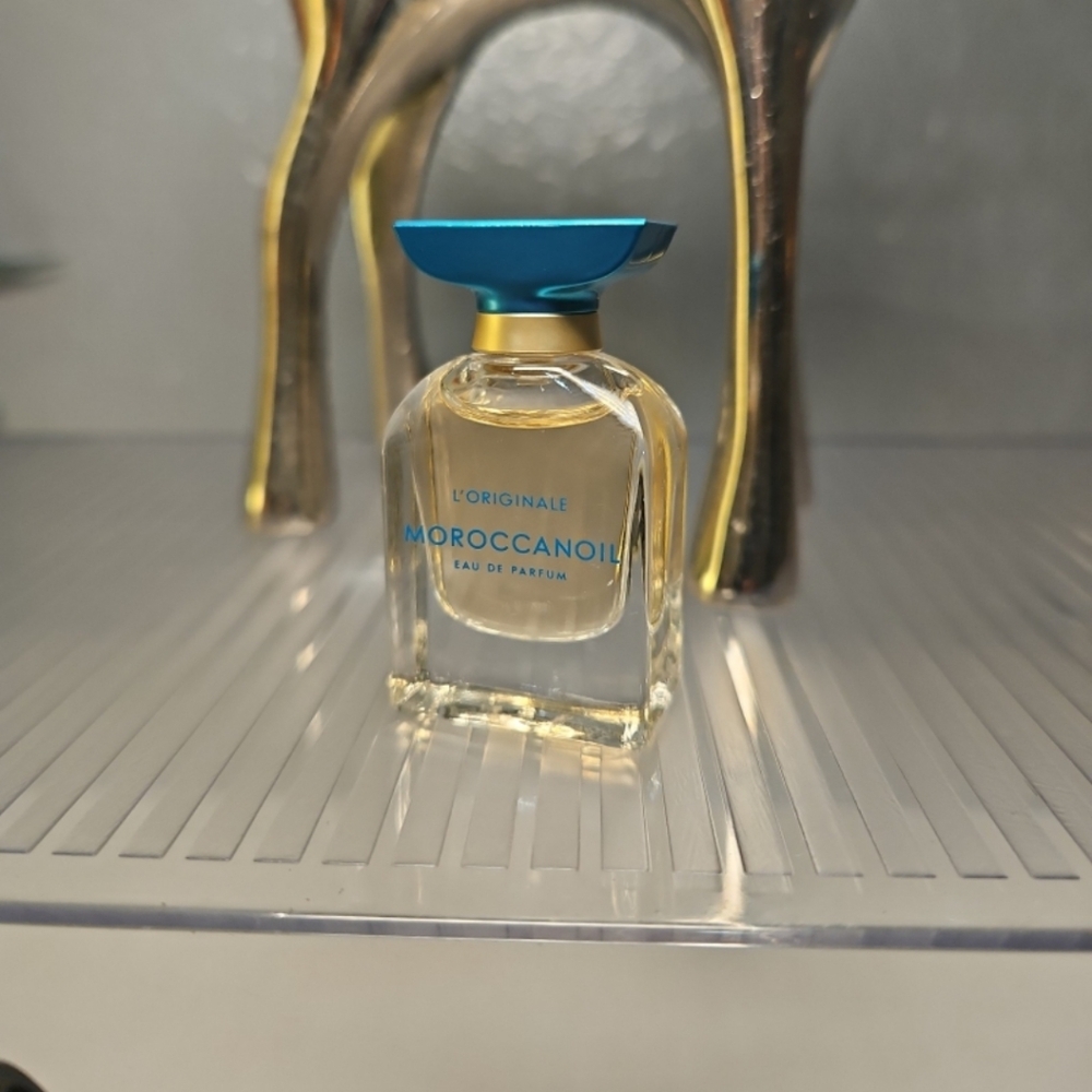 Moroccanoil L'Originale Eau de Parfum - Blue Cap with Gold Accents - Picture 4 of 6
